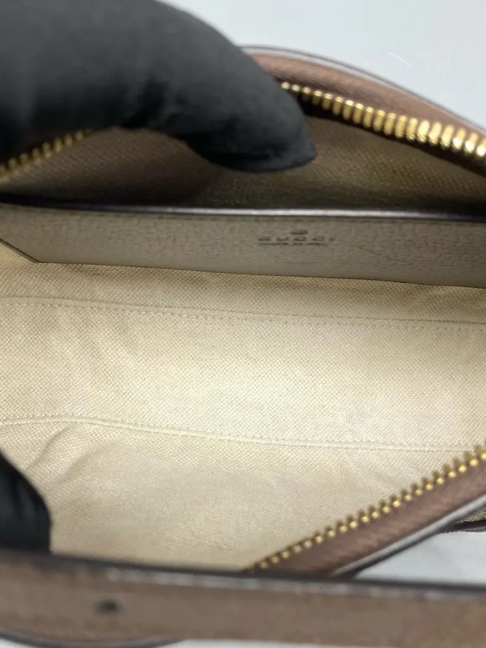 Gucci Beige Brown GG Supreme Shoulder Bag with Gold Hardware - Picture 3 of 5
